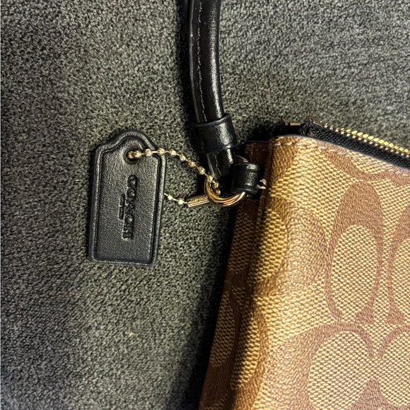 Coach Double Zip Wristlet. - Picture 4 of 8